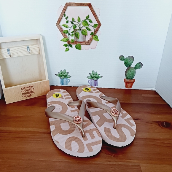 MICHAEL KORS FLIP FLOPS SANDALS SIZE 9M - Picture 3 of 5